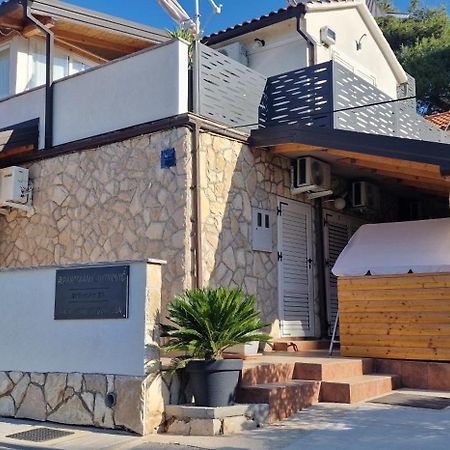 Apartmani Dutkovic Vrboska Exterior foto